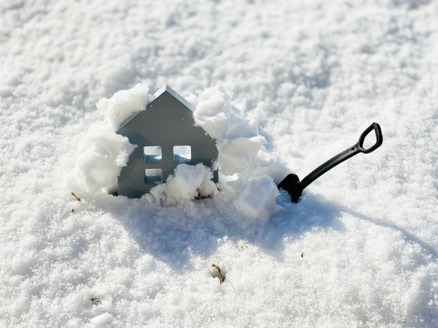 別荘敷地内に積もった雪のイメージ