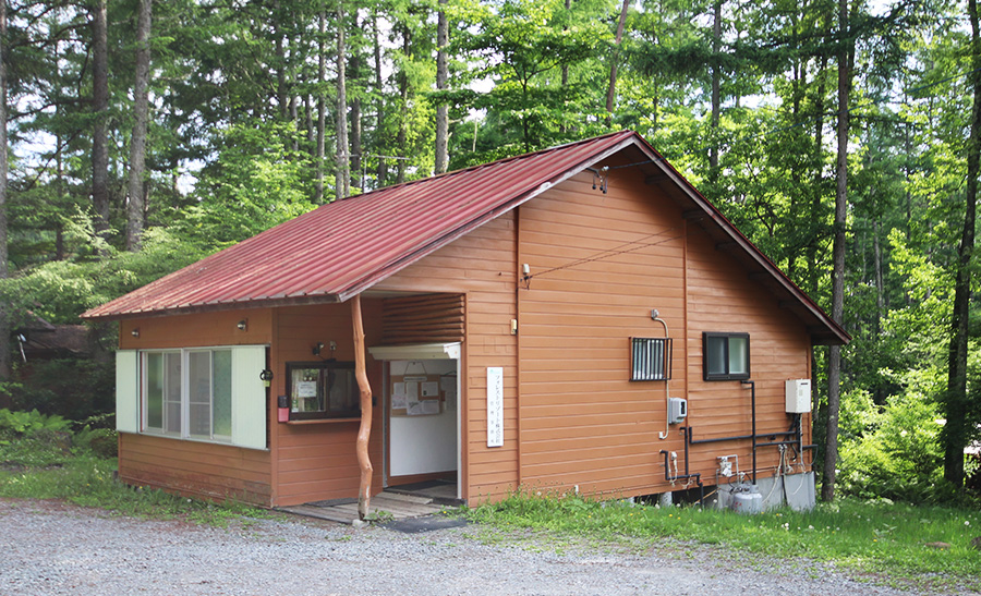 八ヶ岳南麓の自然と調和したフォレストリゾートの管理事務所外観と森の風景