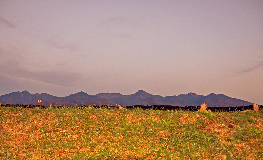 八ヶ岳南麓・美濃戸高原の別荘地「フォレストリゾート」を見下ろすドローン空撮写真